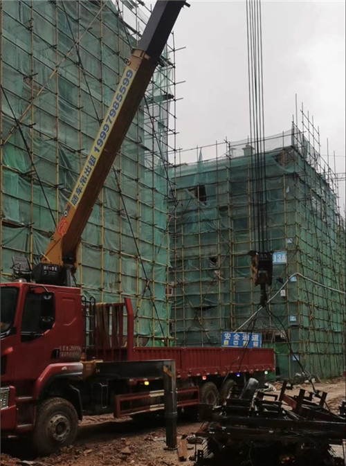 建邺区“慢工细活”—— 吊车的 “微动控制” 技术