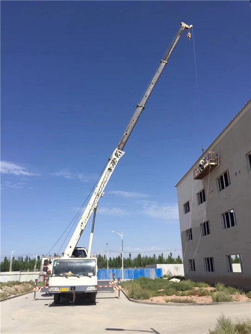 建邺区“轻装强干”—— 吊车的 “轻量化臂架” 技术